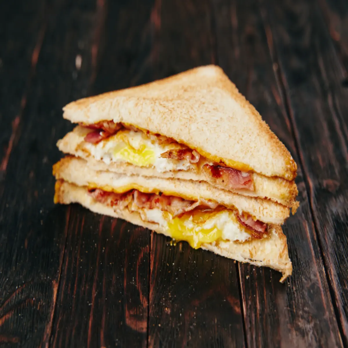 Сэндвич с яйцом и бекон