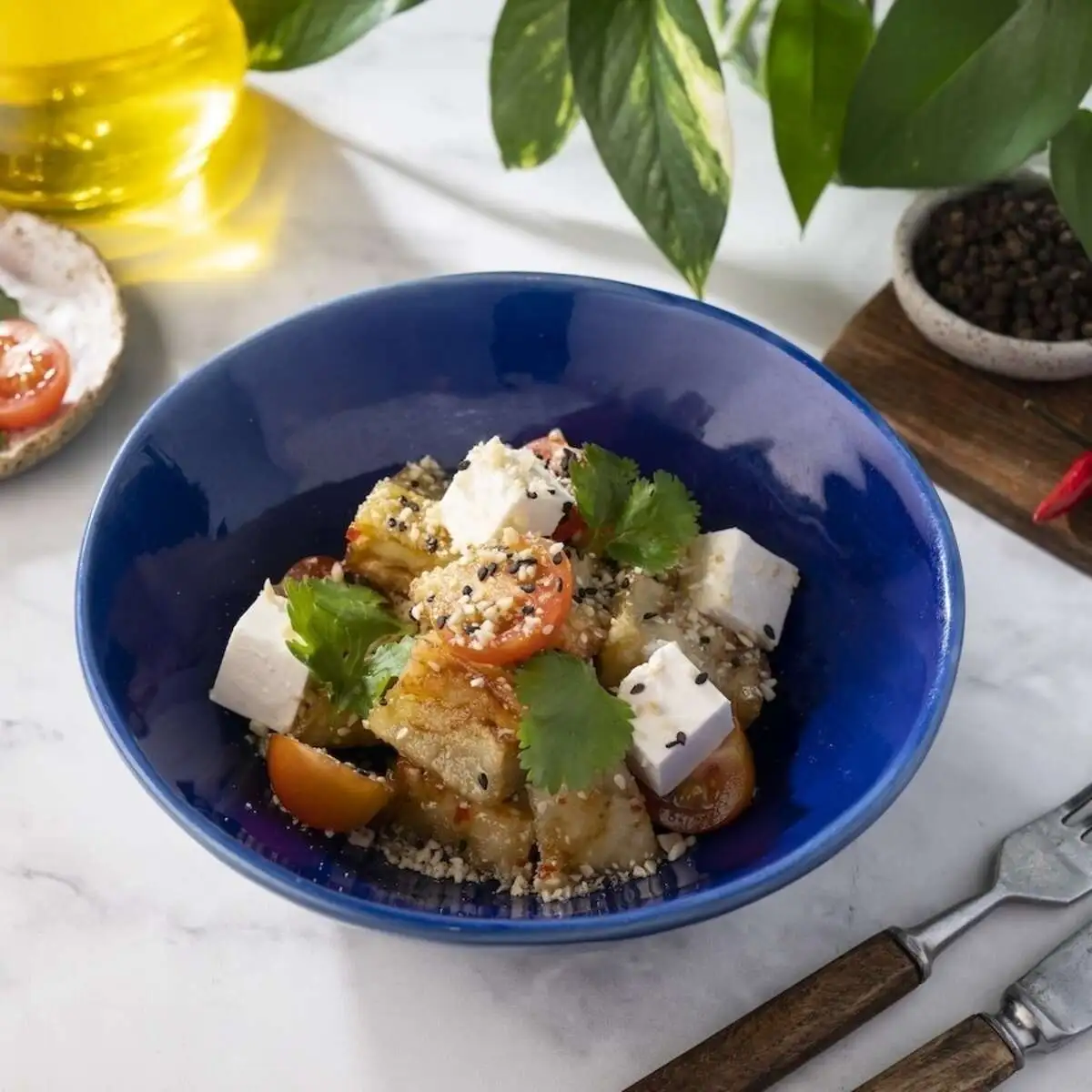 Салат из баклажанов, чери с сыром Фета