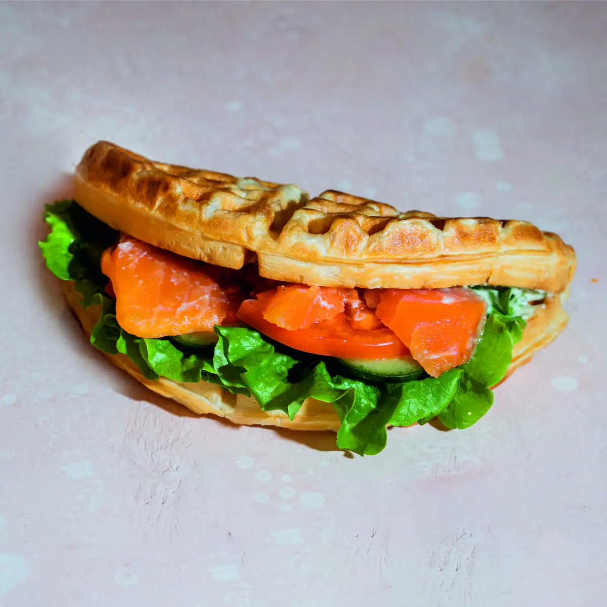 Сэндвич с красной рыбой