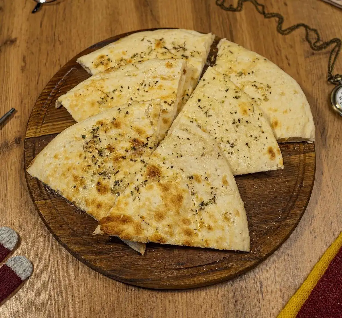 Фокачча с чесноком и травами