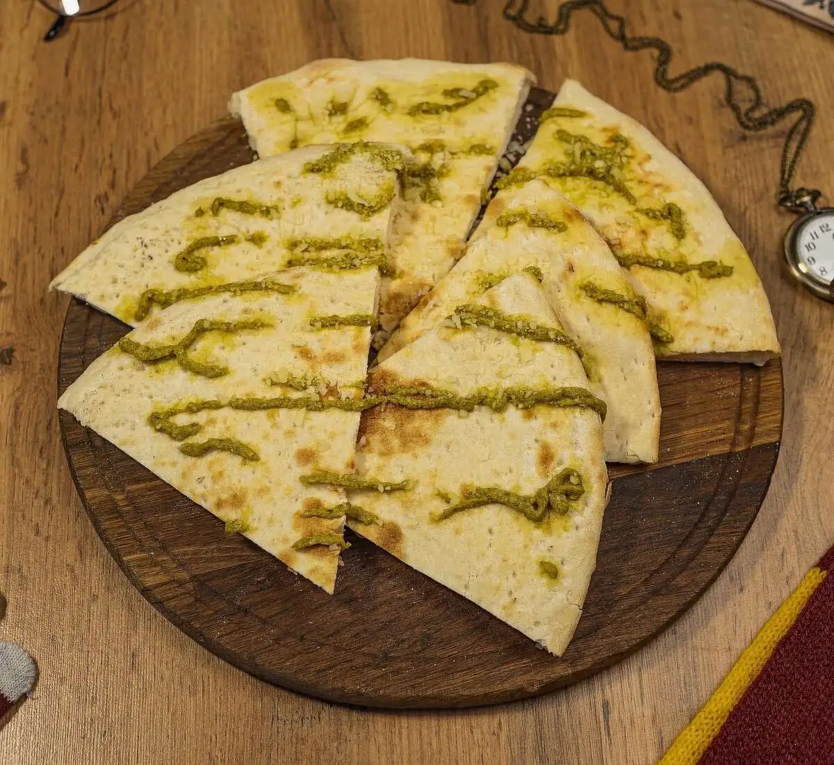 Фокачча с песто и пармезаном