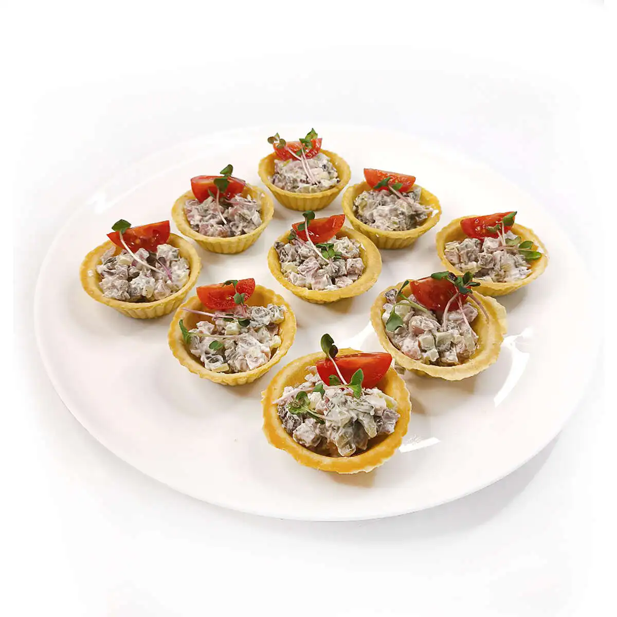 Тарталетки с салатом из буженины, бочкового огурца и красного лука