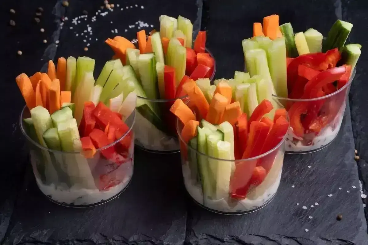 Мини-нарезка из свежих овощей с майонезным соусом 4 шт.