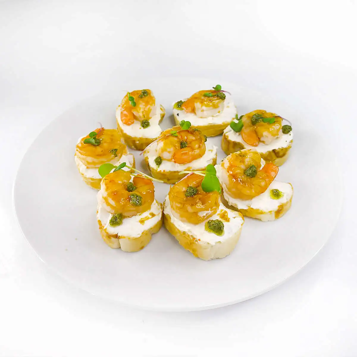 Кростини с тигровой креветкой, творожным сыром и соусом "Песто" 