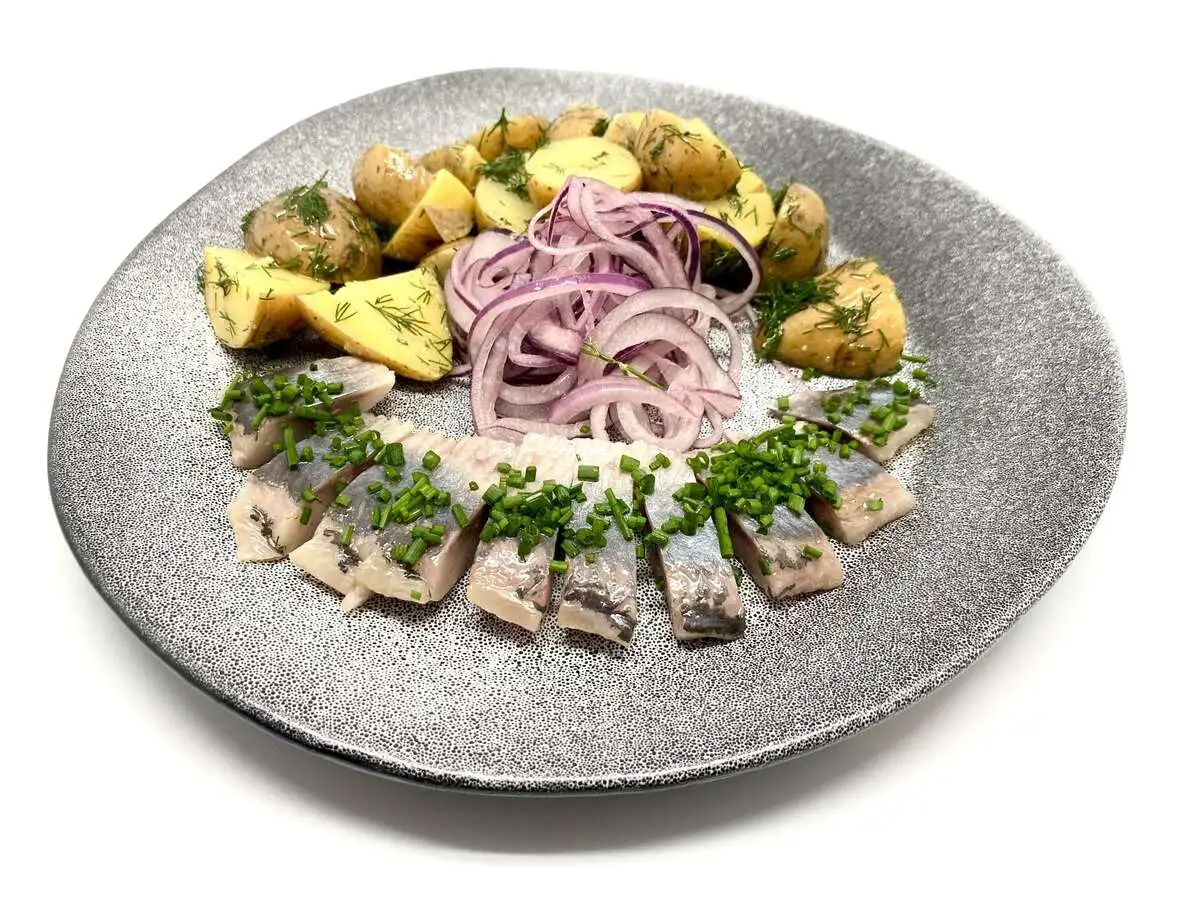 Сельдь слабой соли*отварной картофель