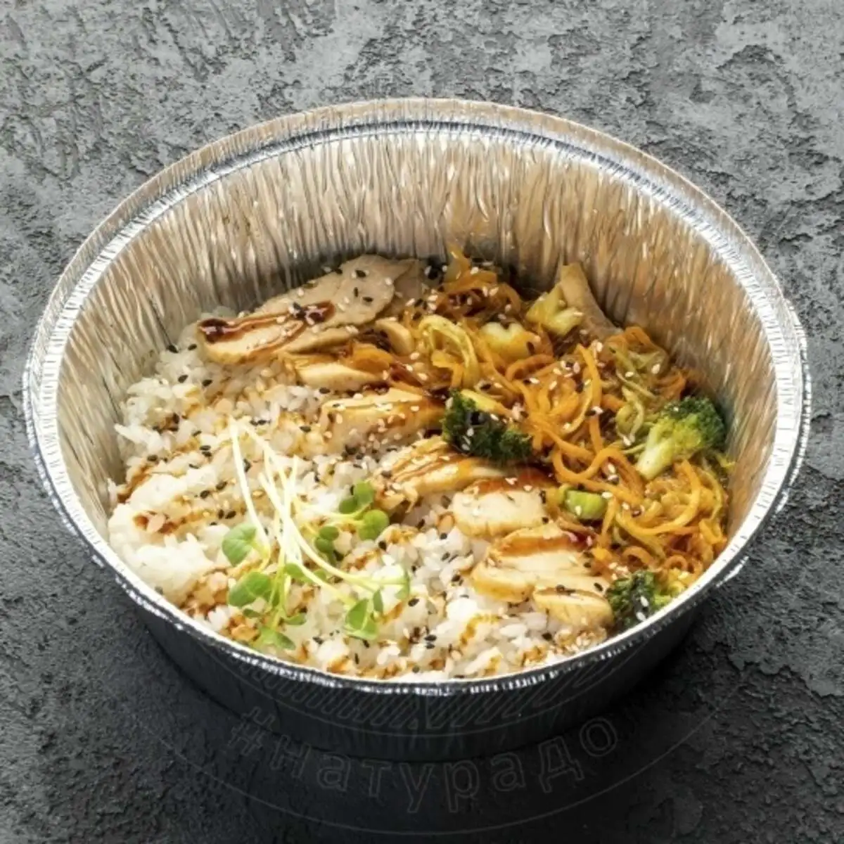 Горячий рис с уткой и овощами