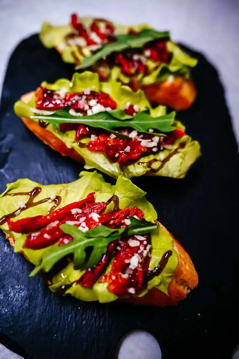 Брускетта с вялеными томатами