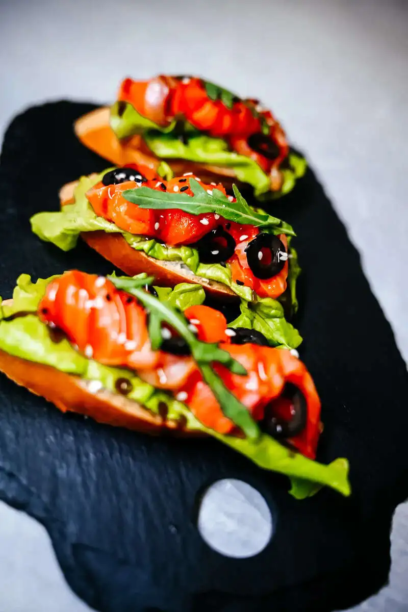 Брускетта с сёмгой и песто