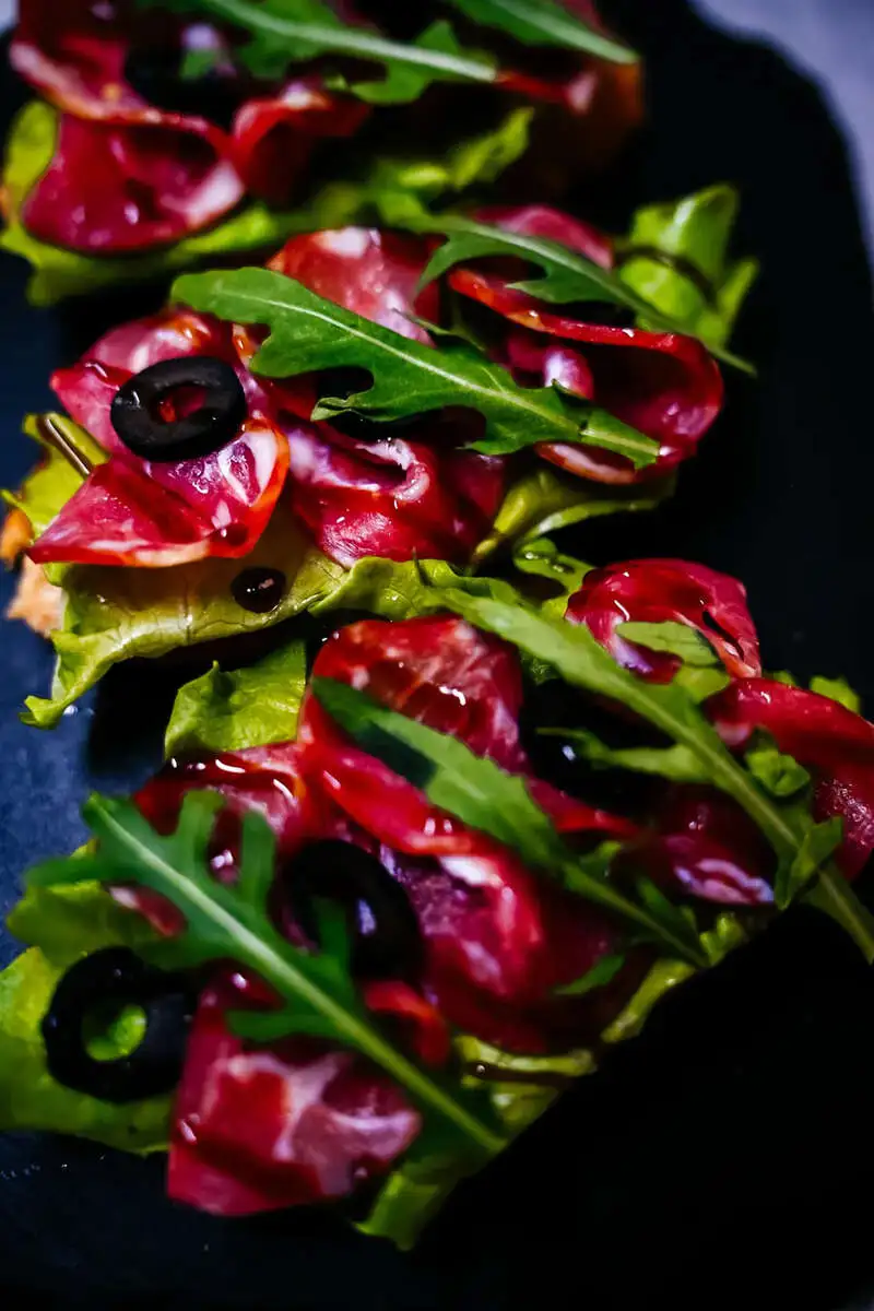 Брускетта с бужениной и фетой