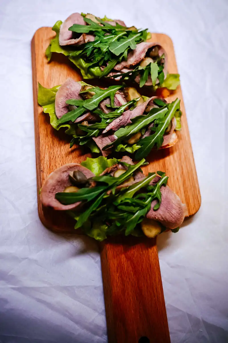 Брускетта с языком, огурчиками и хреном