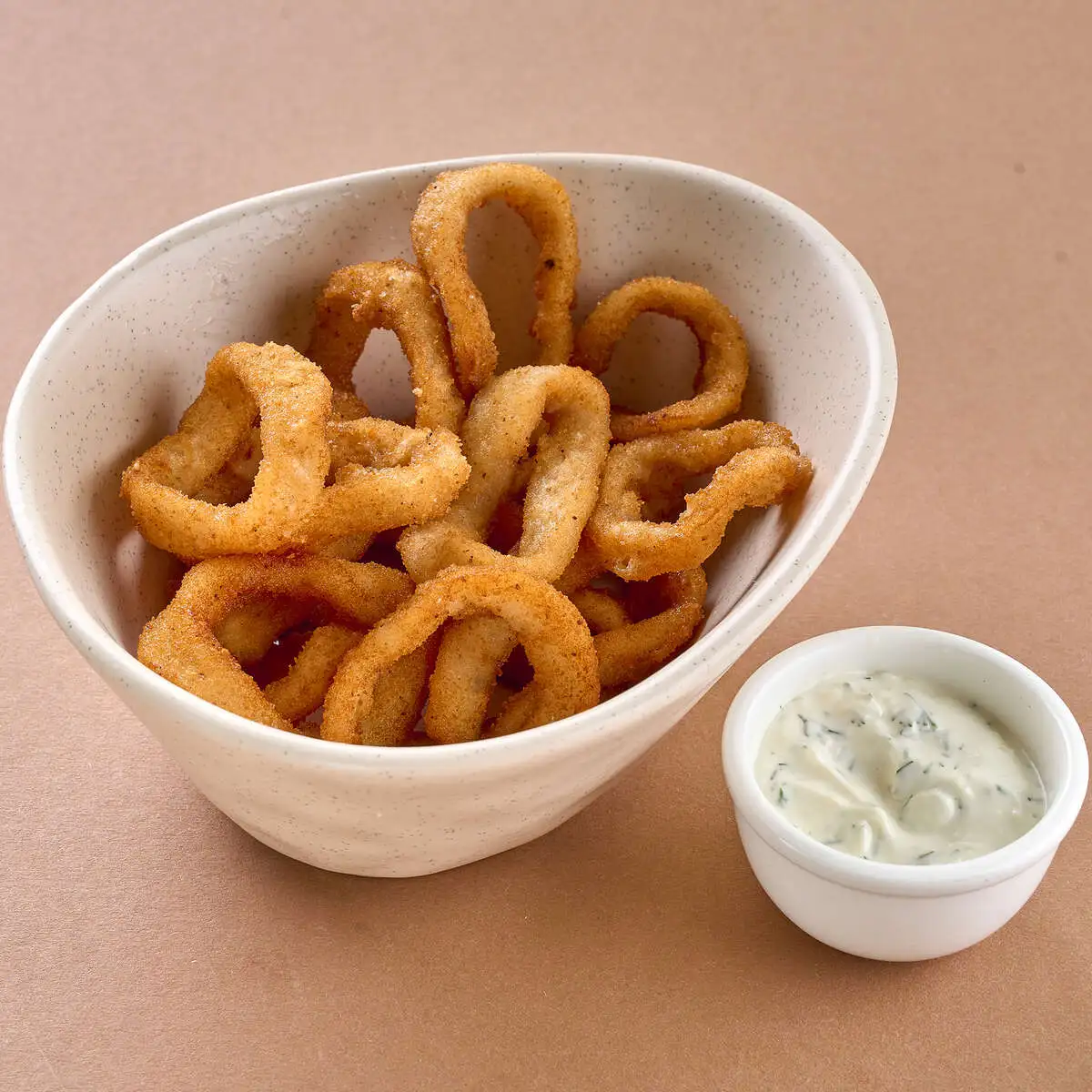 Кольца кальмаров с соусом тар-тар