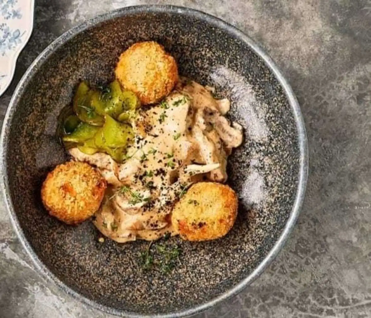 Бефстроганов с картофельными крокетами и маринованными огурцами