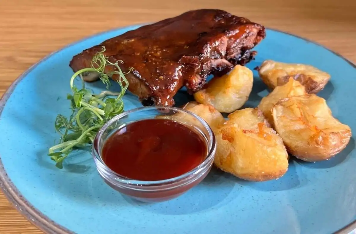 Ребрышки свиные с соусом барбекю  