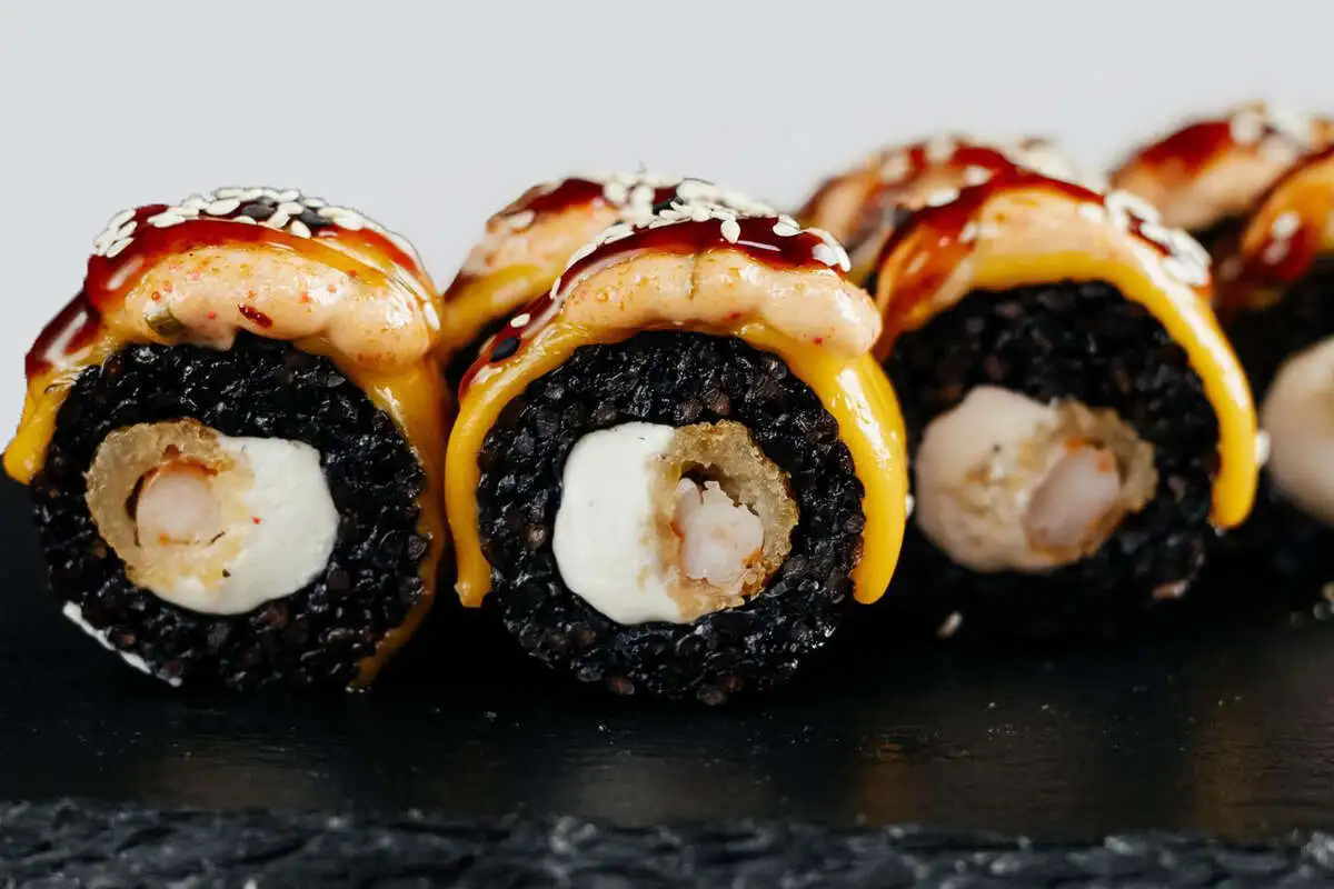 Ролл с креветкой и угрозами