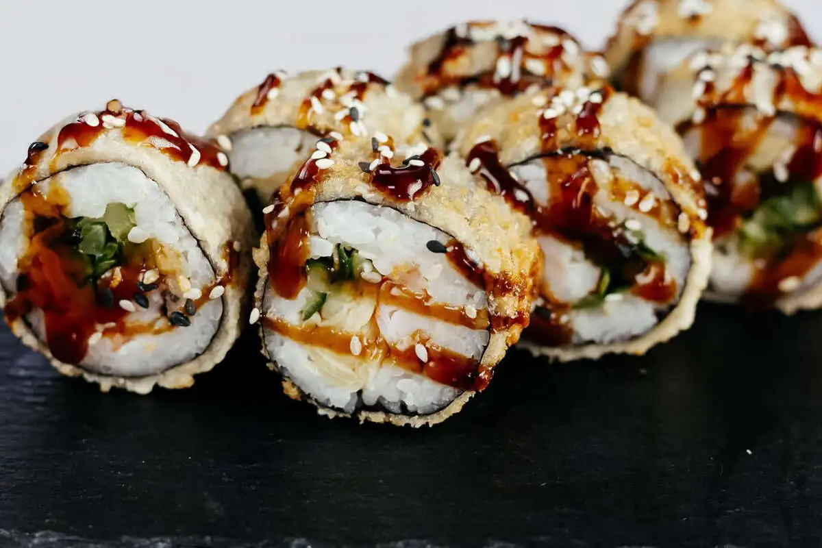 Чак запекал этот ролл взглядом