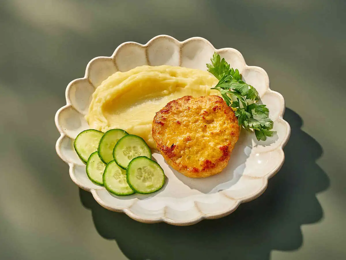 Котлета куриная с картофелем пюре 