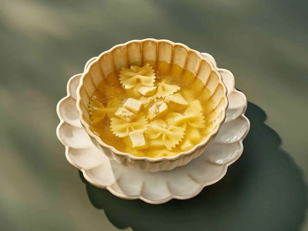 Куриный бульон с лапшой