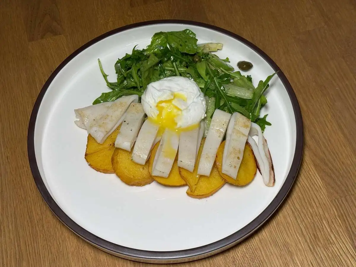 Салат с кальмаром и деревенским картофелем