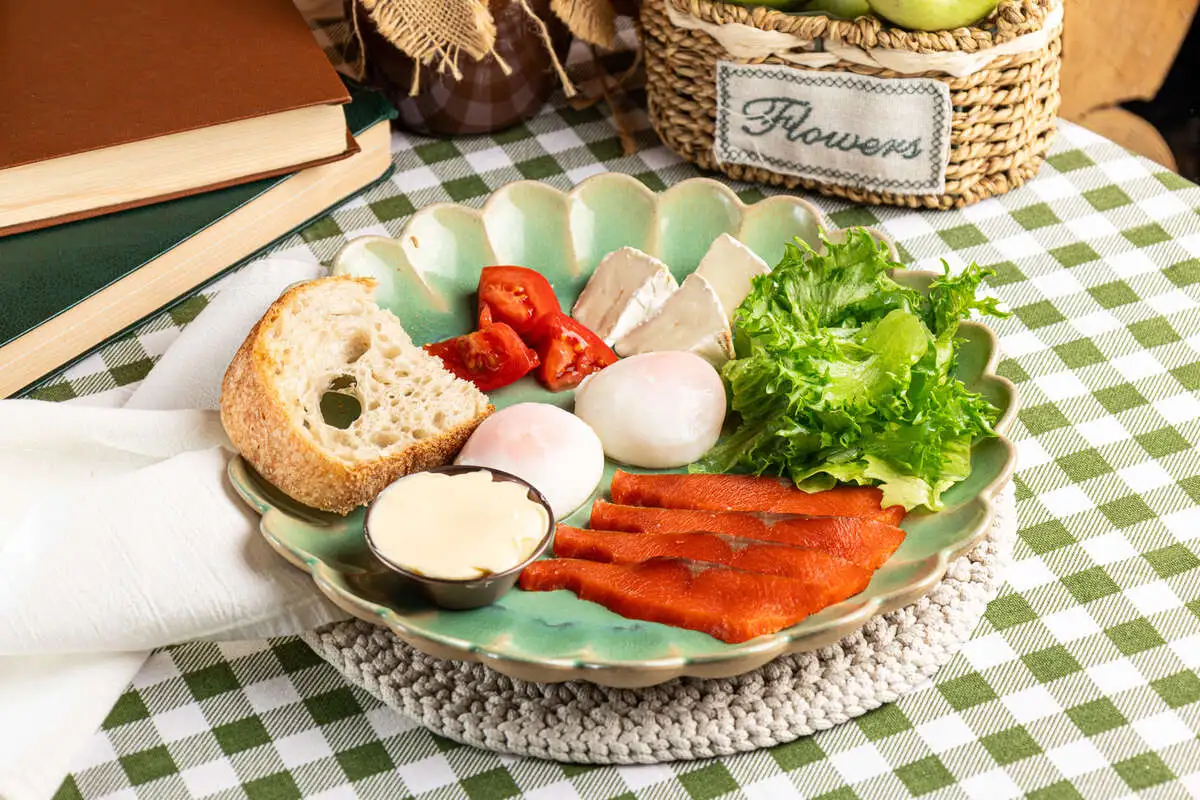 Яйца пашот с неркой холодного копчения, сыром бри, томатами и тартином