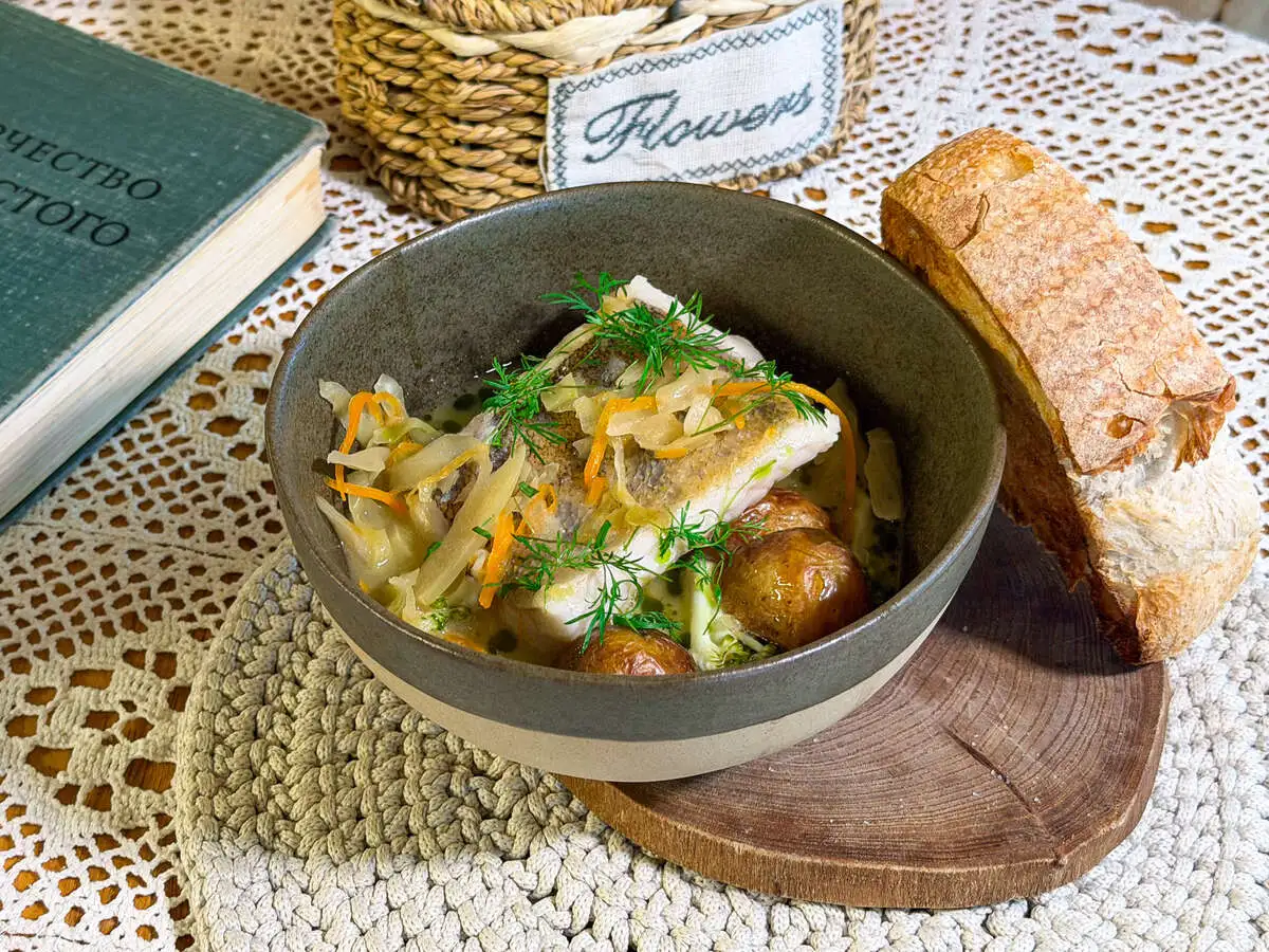 Судак томленый с квашеной капустой 