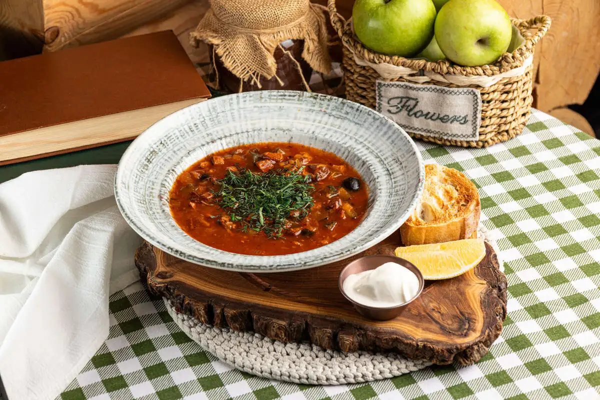 Солянка с копченой сметаной 