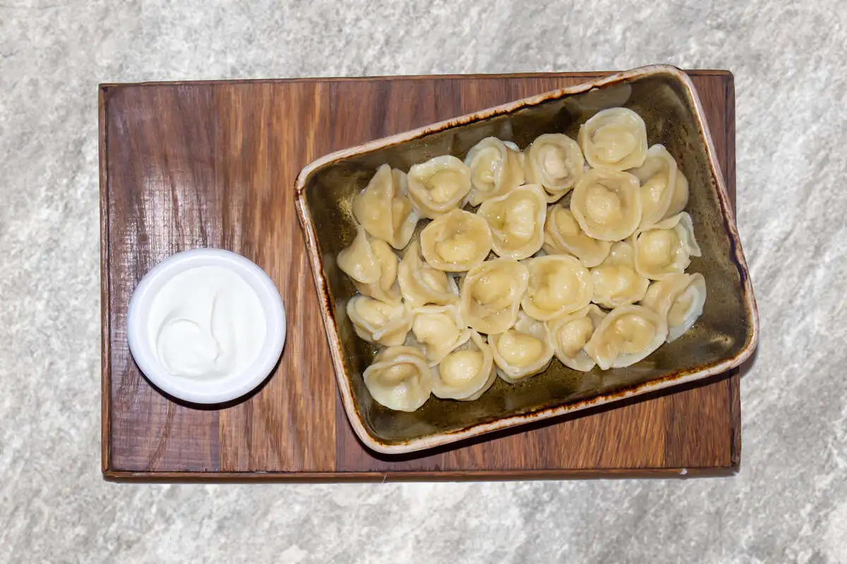 Мини пельмени (куриные) со сметаной