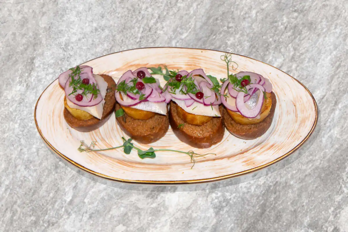 Сельдь с картофелем на тосте из бородинского хлеба