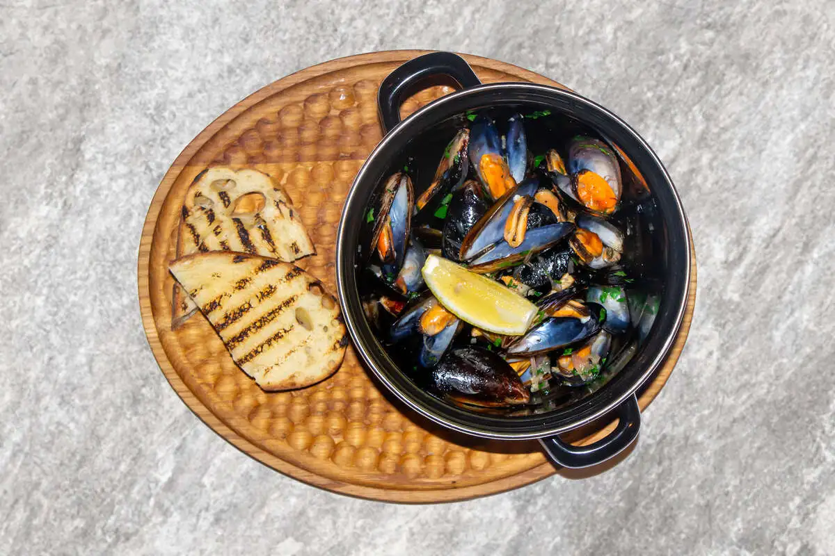 Кастрюлька мидий с белым вином, чесноком, петрушкой