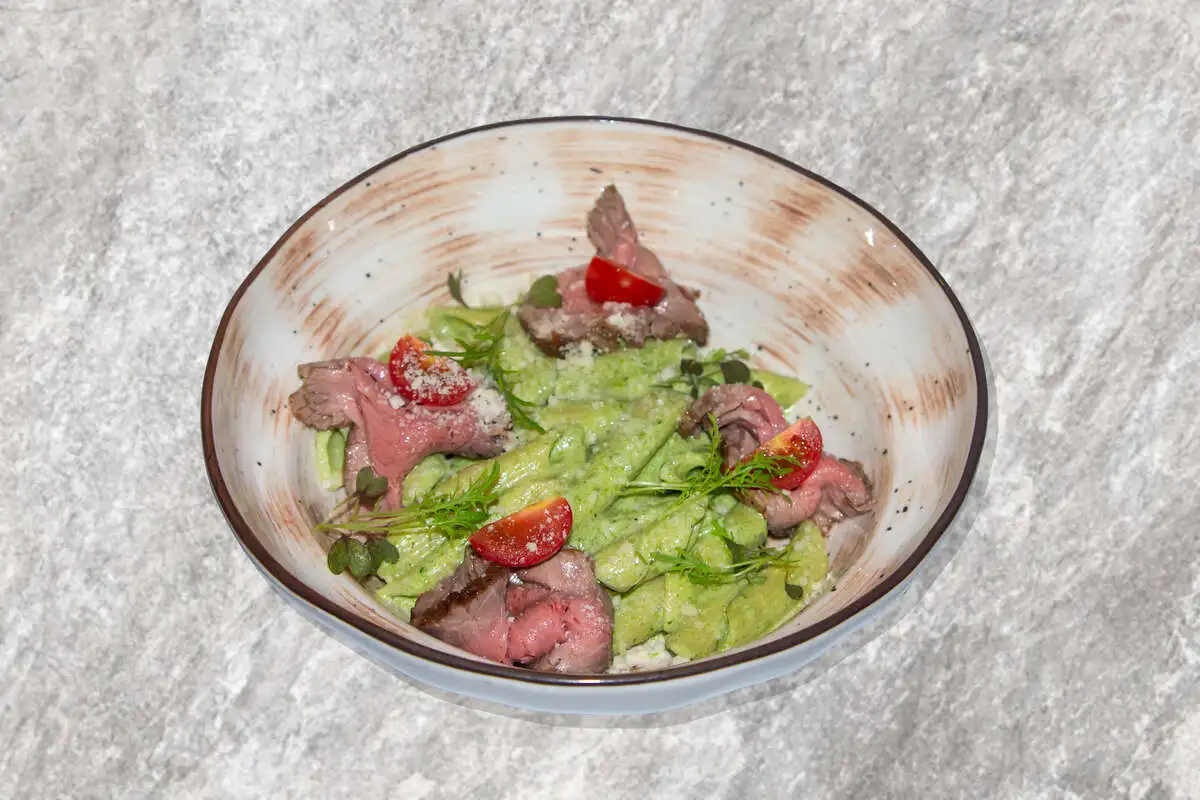 Пенне с ростбифом и соусом Тархун