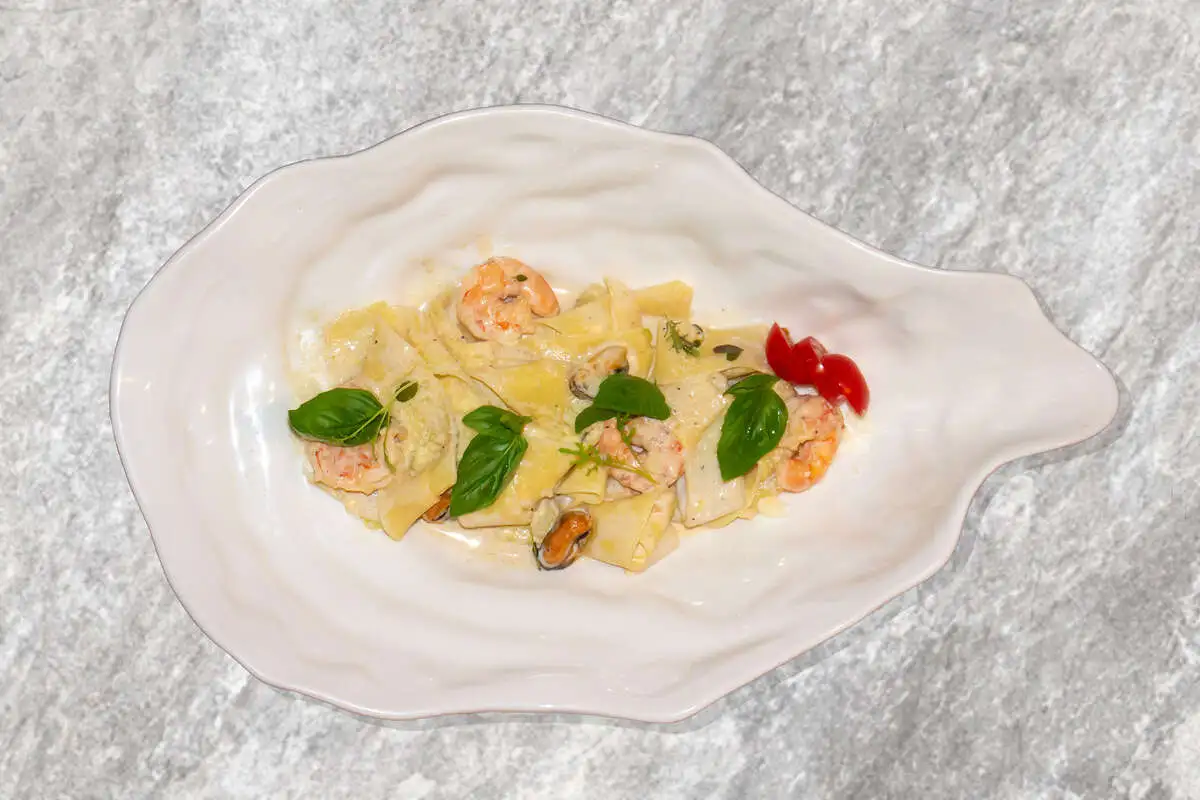 Паппарделе с морепродуктами в сливочном соусе