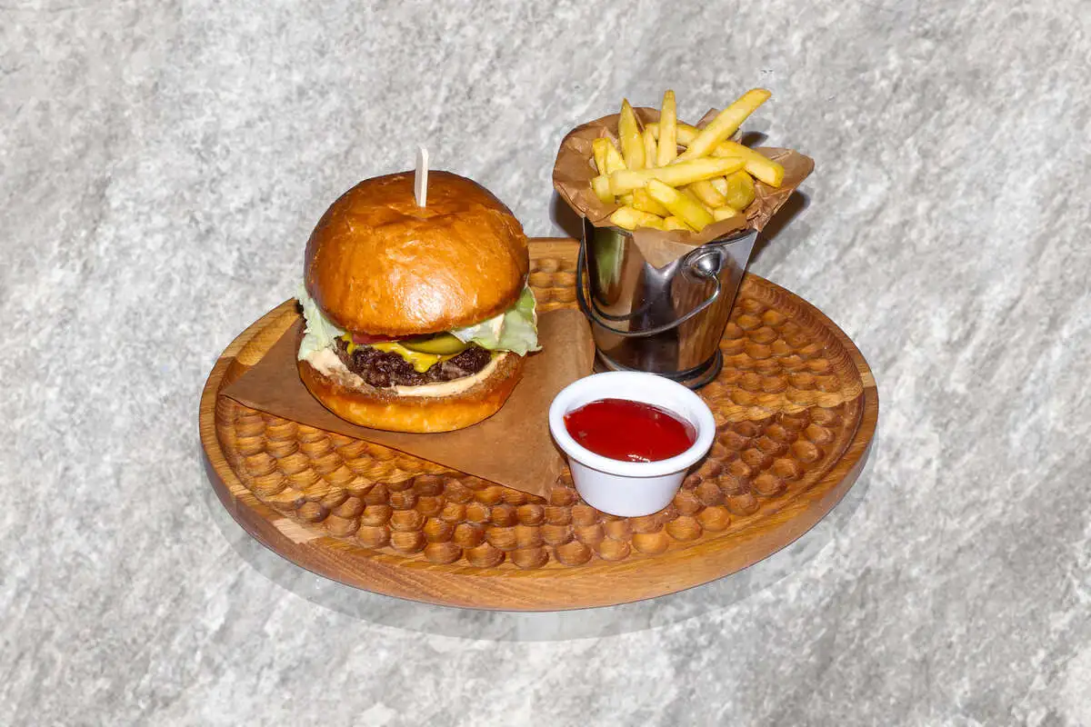 Бургер из мраморной говядины с картофелем фри