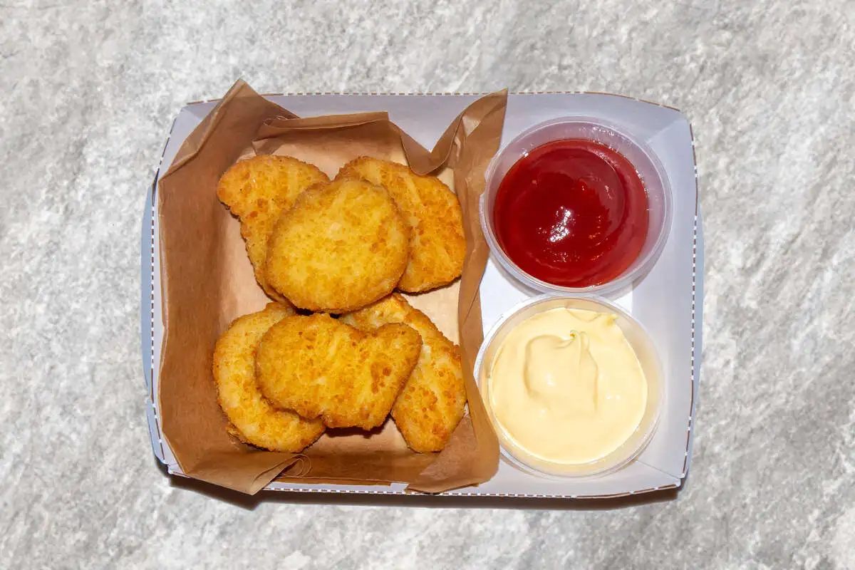 Наггетсы с кетчупом и майонезом