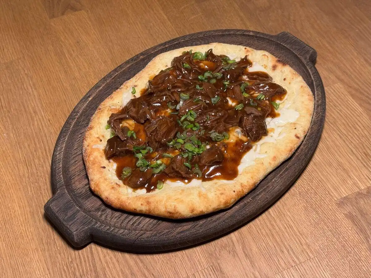 Лепешка с говяжьими щечками 