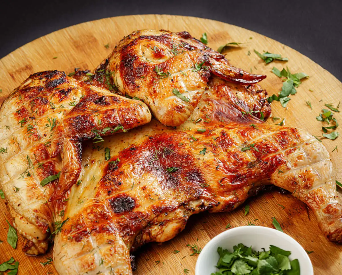 Целая курочка на углях