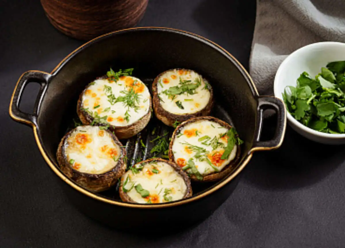 Шампиньоны под сыром сулугуни