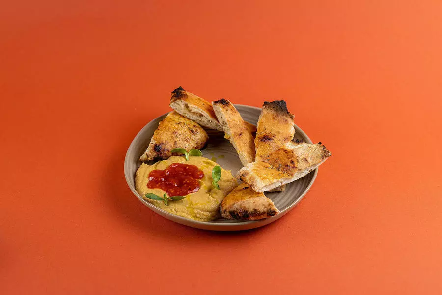 Крем из курицы и нута с лепешкой