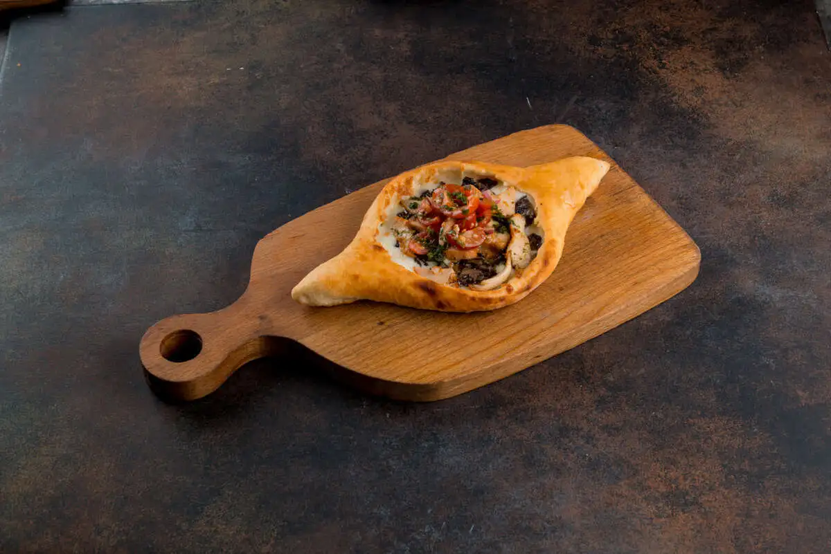 Хачапури с куриным шашлыком и грибами 