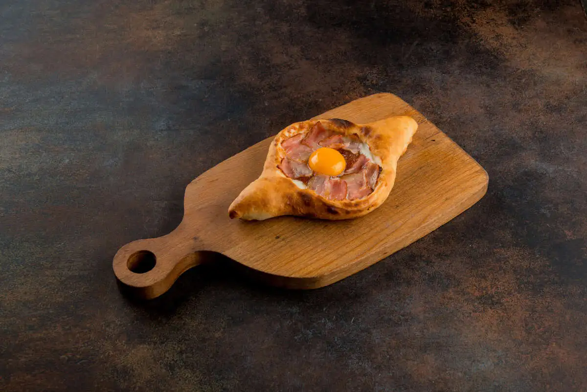Хачапури с яйцом, беконом и карамелизированным луком 