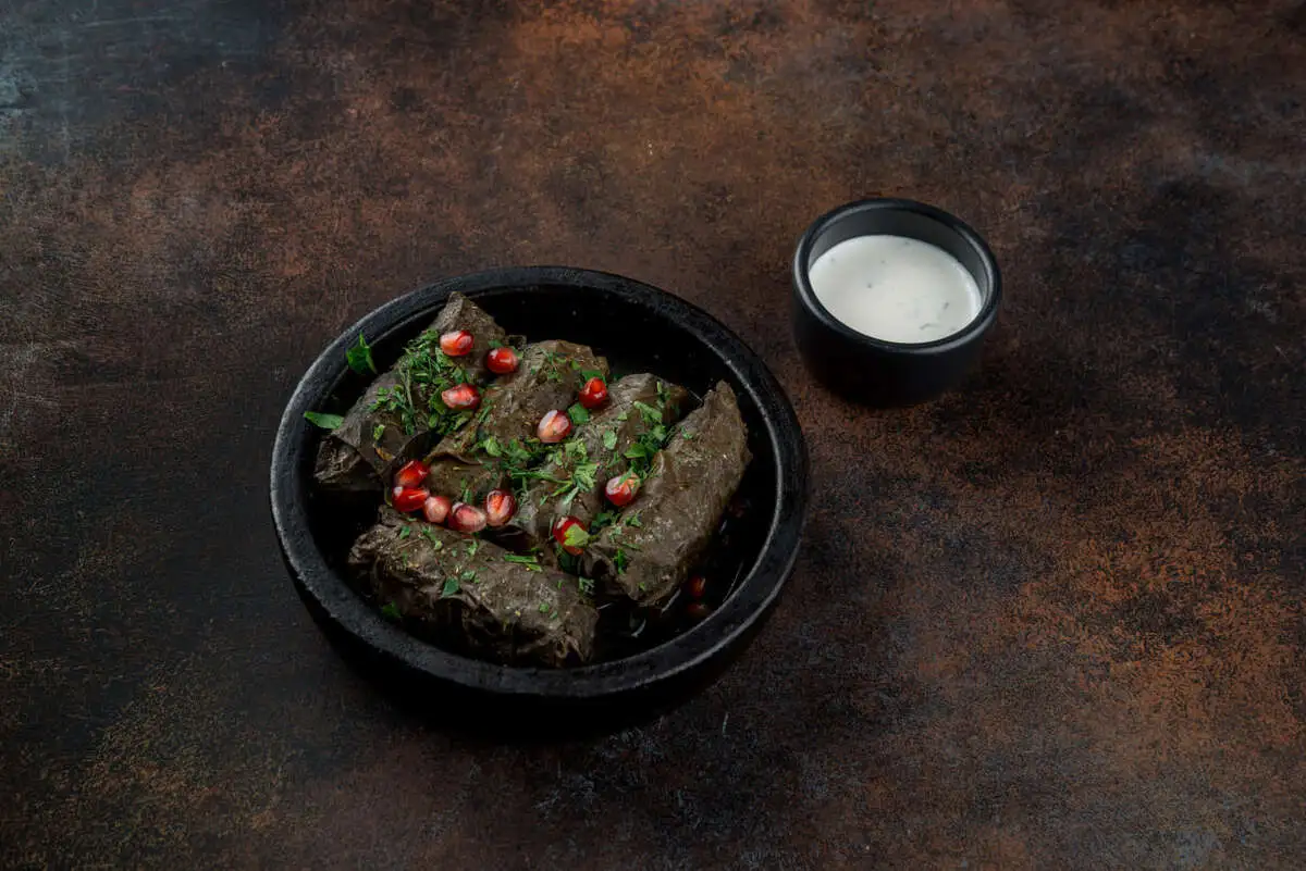 Домашняя долма с соусом мацони 