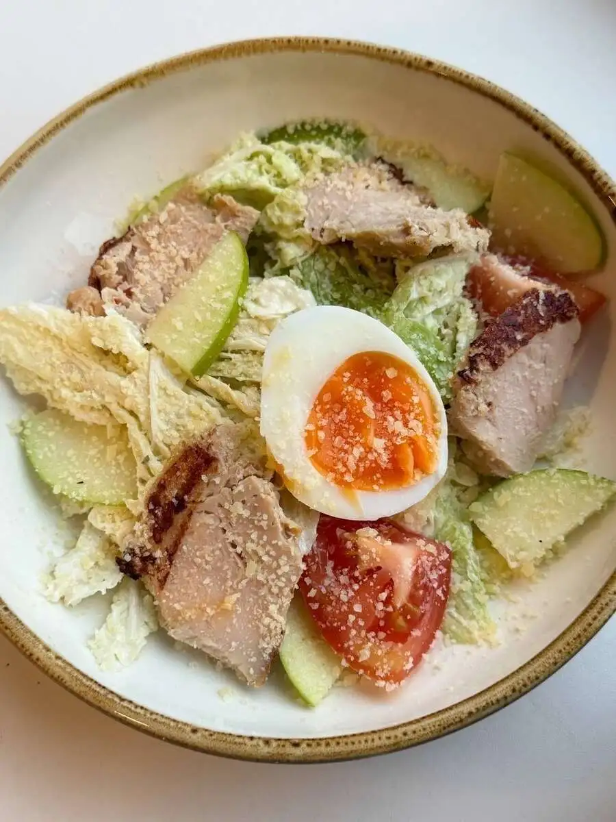 БО Листья салата с куриным филе и яблоком 180 гр