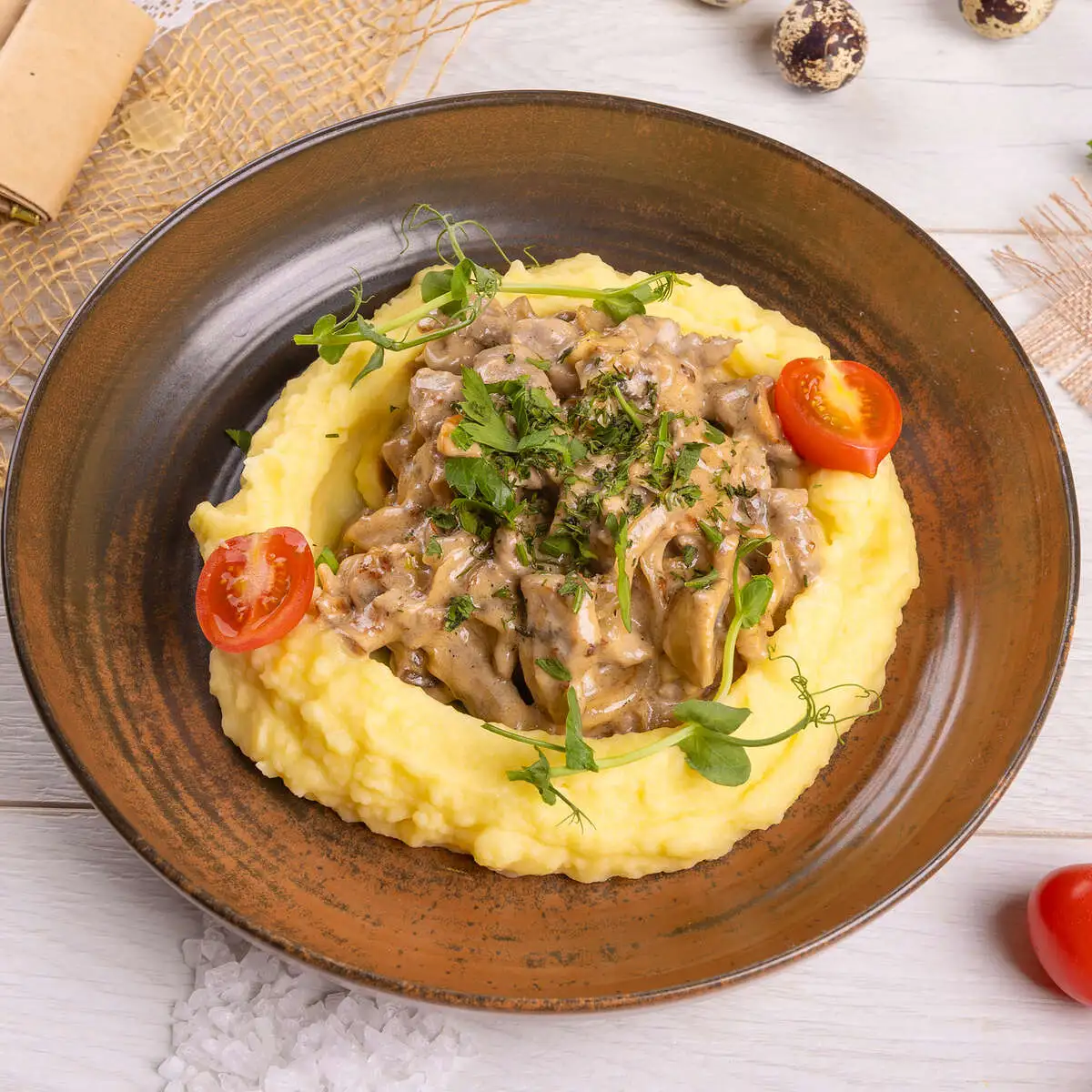 Строганов с картофельным пюре