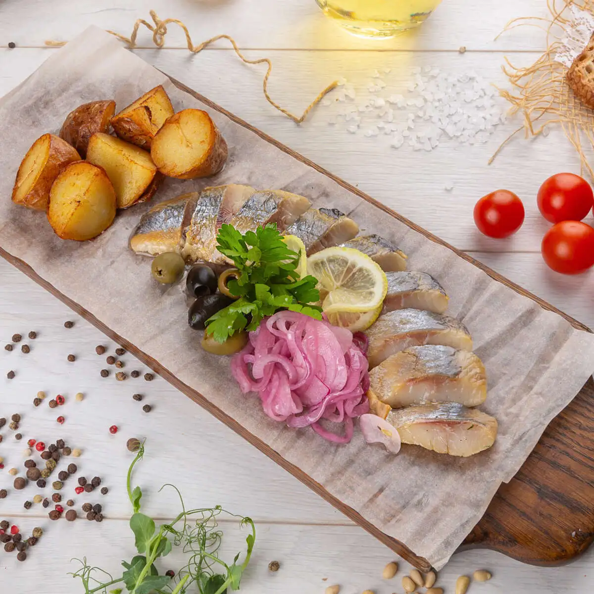 Сельдь слабосоленая с обжареными дольками печеного картофеля