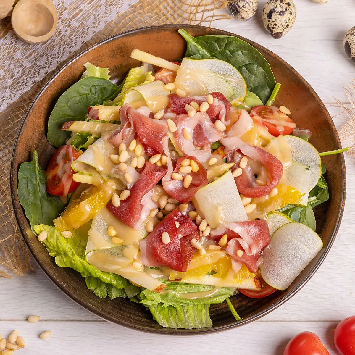 Салат с копченой утиной грудкой и грушей 