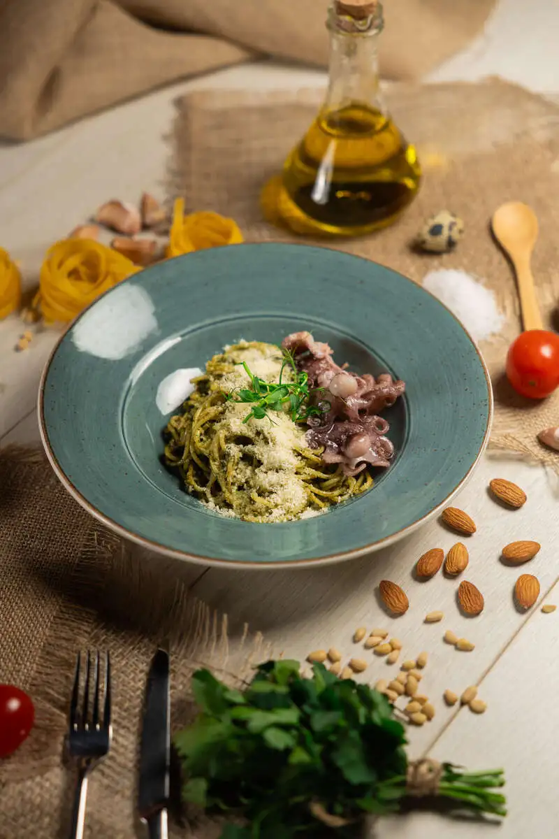 Спагетти с соусом песто и мини осьминогами