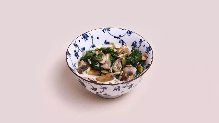 Шпинат с грибами в сливках