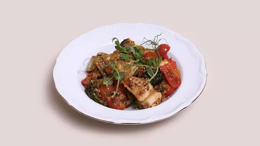 Кусочки окуня с манго,овощами и киноа