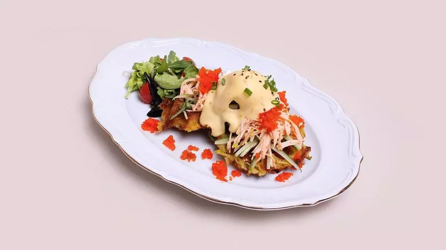 Вафли с крабом,огурцом и тобикой