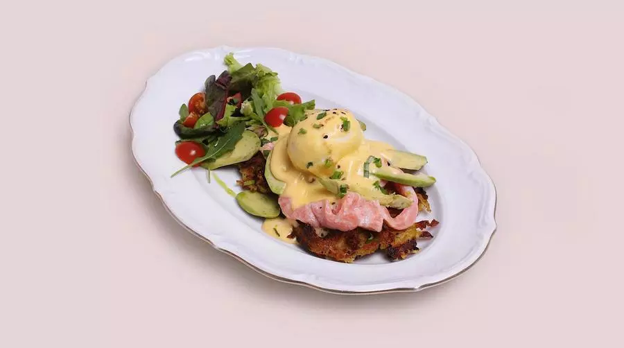 Вафли с лососем и авокадо