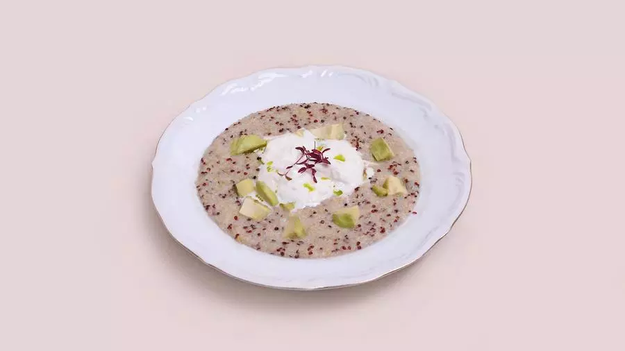 Киноа со страчителлой и авокадо