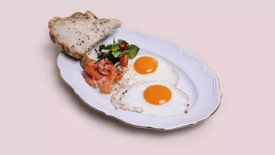 Глазунья с лососем